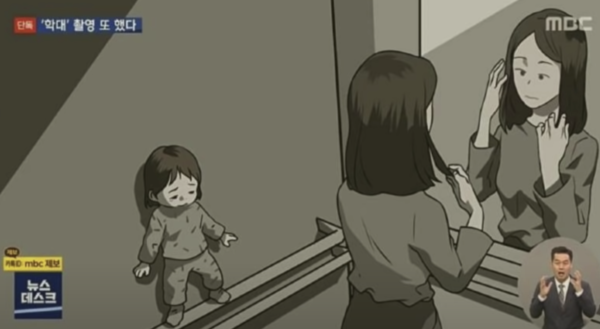 虐兒事件-養母把孩子放在電梯把手上若無其事的照鏡子整理頭髮